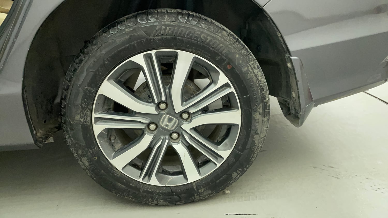 Used 2017 Honda City V Petrol Manual tyres LEFT REAR TYRE RIM VIEW