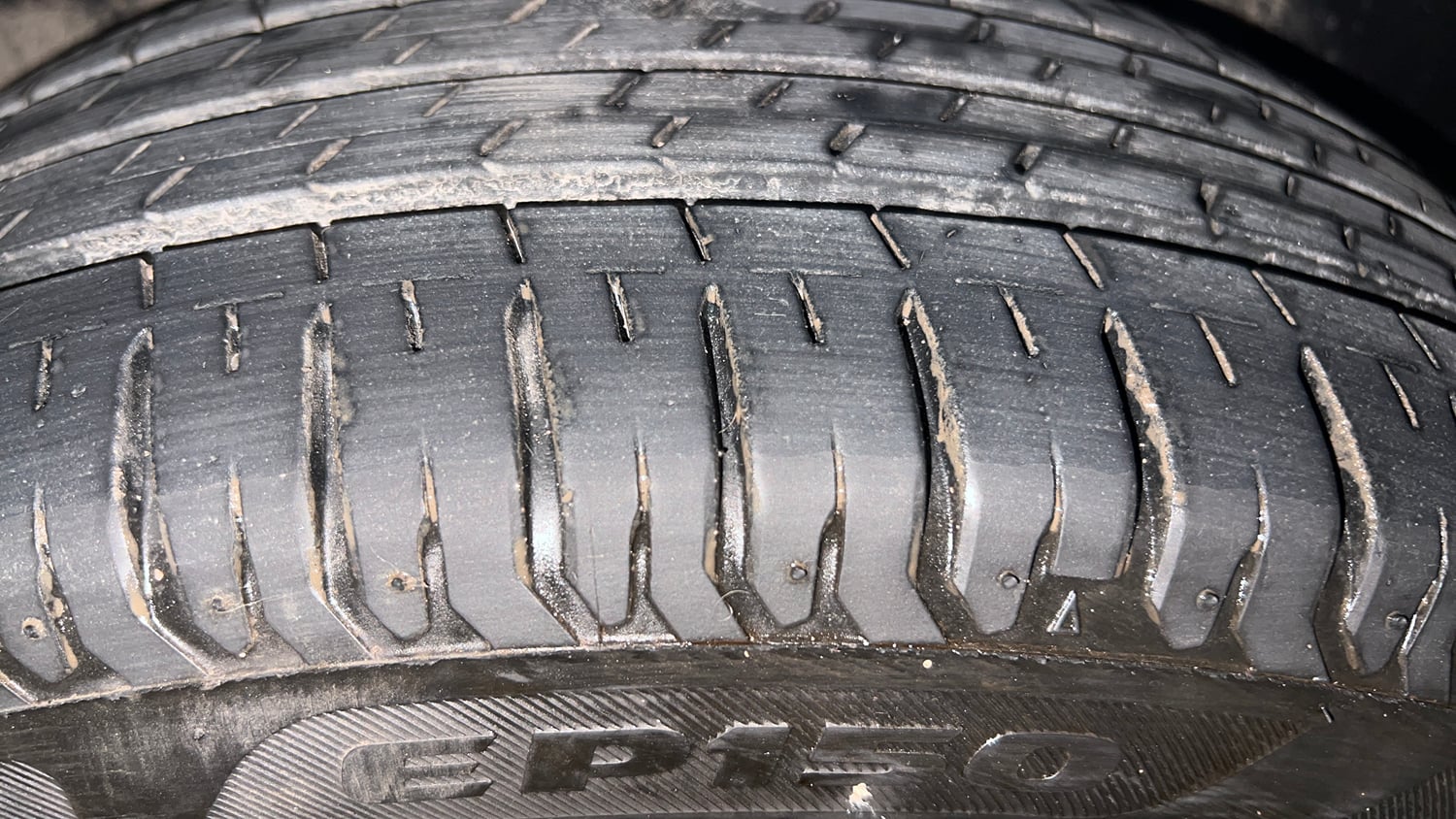 Used 2023 Maruti Suzuki Ertiga ZXi AT Petrol Automatic tyres LEFT REAR TYRE TREAD VIEW