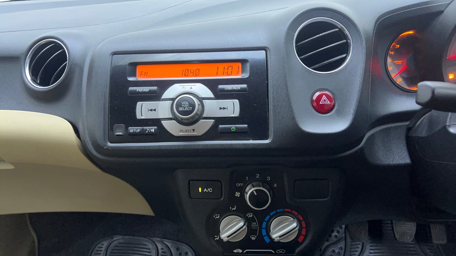 Used 2015 Honda Amaze 1.5 S i-DTEC Diesel Manual interior MUSIC SYSTEM & AC CONTROL VIEW