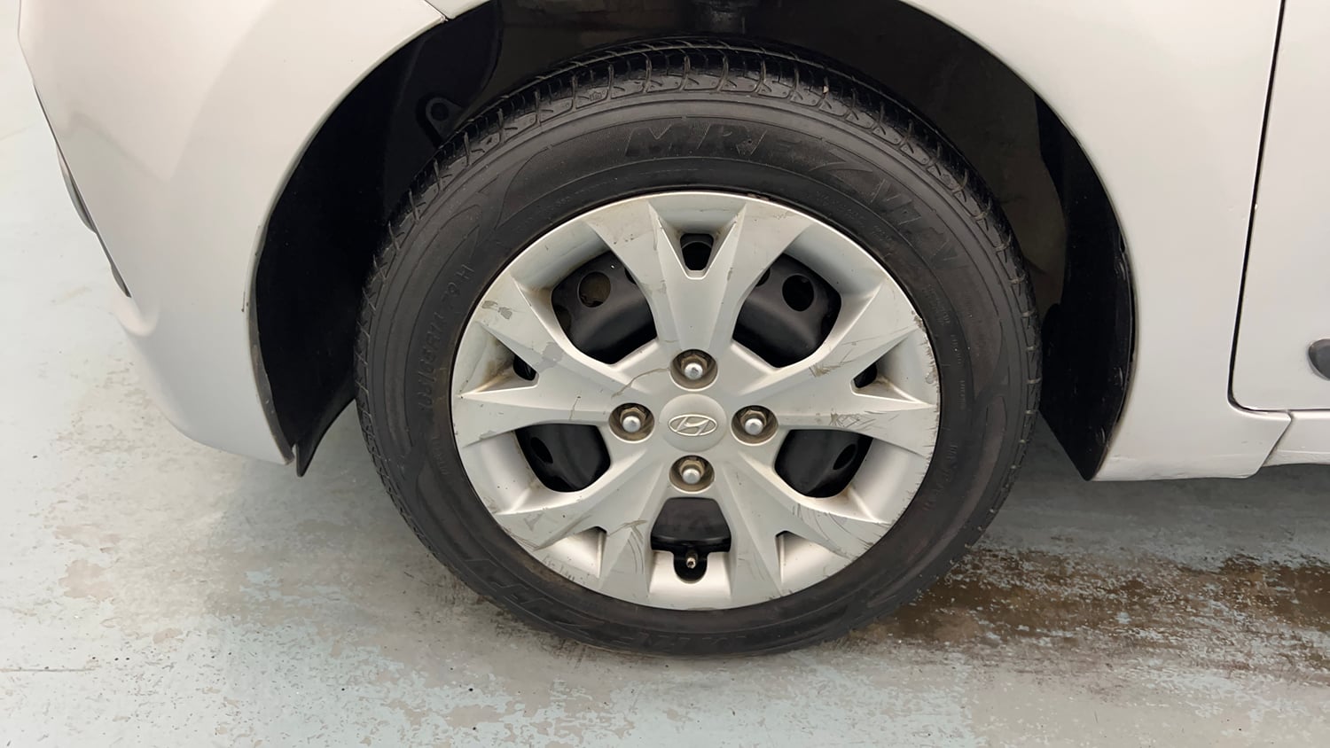 Used 2015 Hyundai Grand i10 Sportz 1.2 Kappa VTVT Petrol Manual tyres LEFT FRONT TYRE RIM VIEW