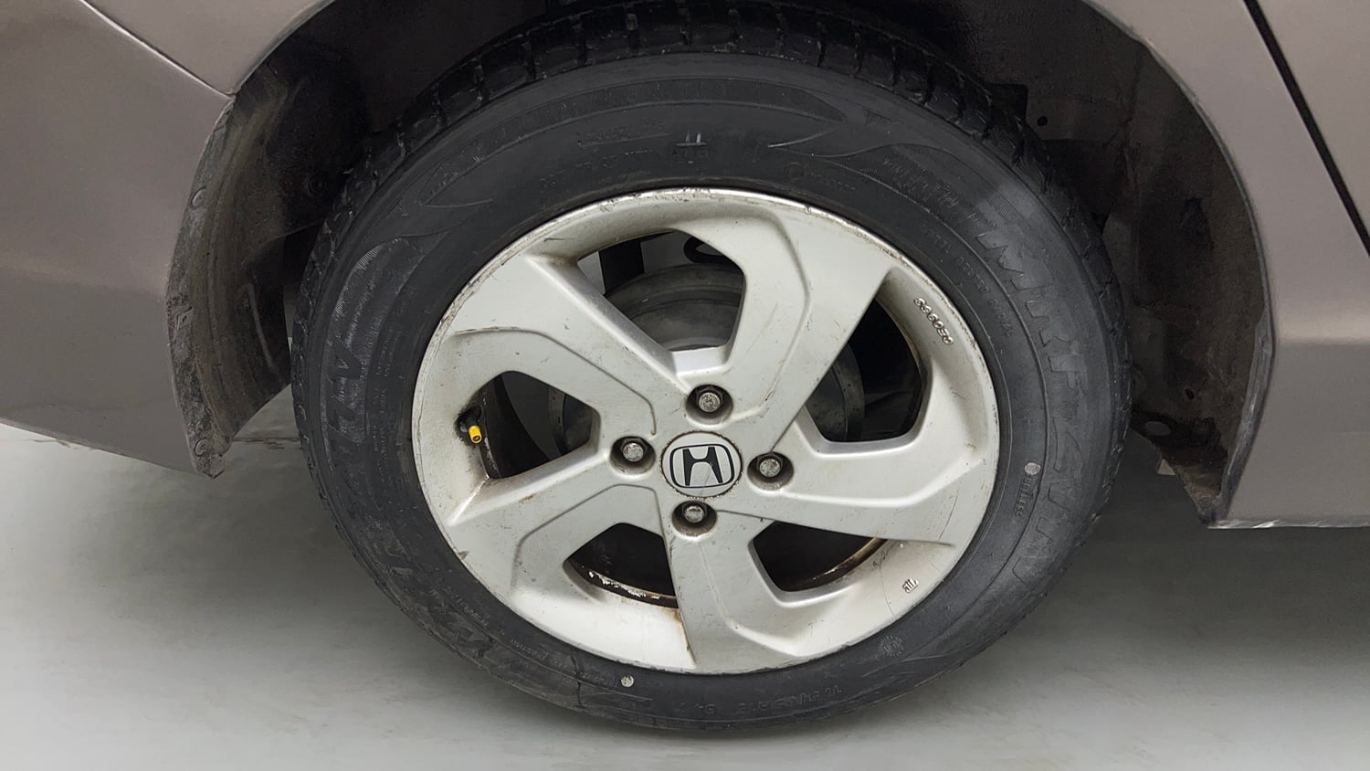 Used 2015 Honda City V Petrol Manual tyres RIGHT REAR TYRE RIM VIEW