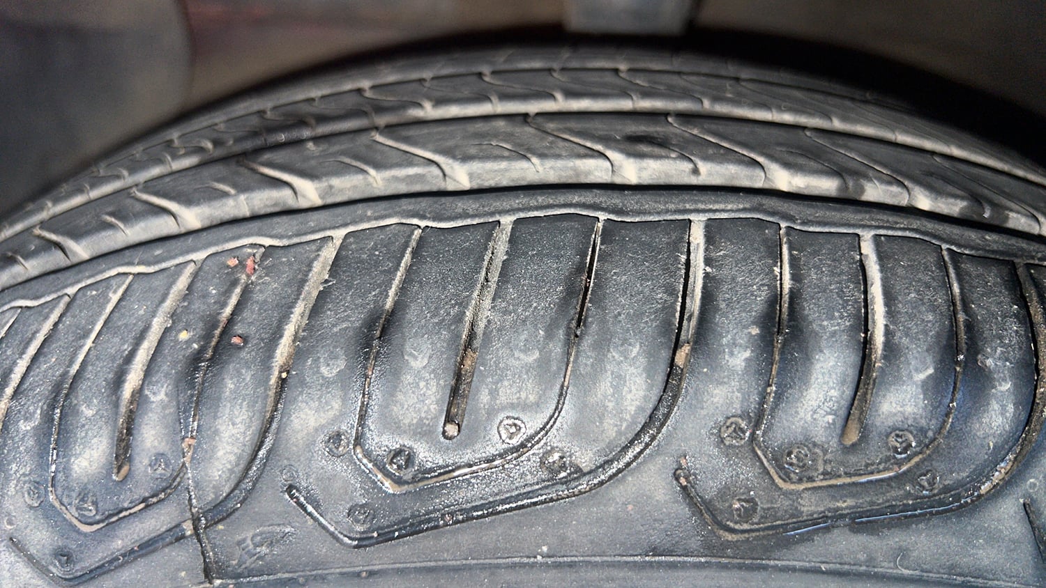 Used 2021 Hyundai Aura SX Plus 1.2 AMT Petrol Petrol Automatic tyres LEFT FRONT TYRE TREAD VIEW