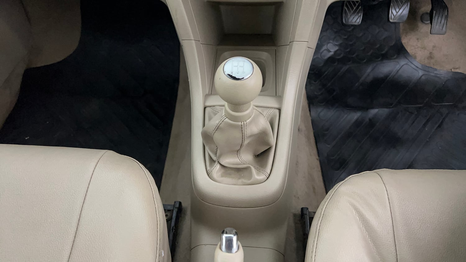 Used 2015 Maruti Suzuki Swift Dzire VXI Petrol Manual interior GEAR  KNOB VIEW