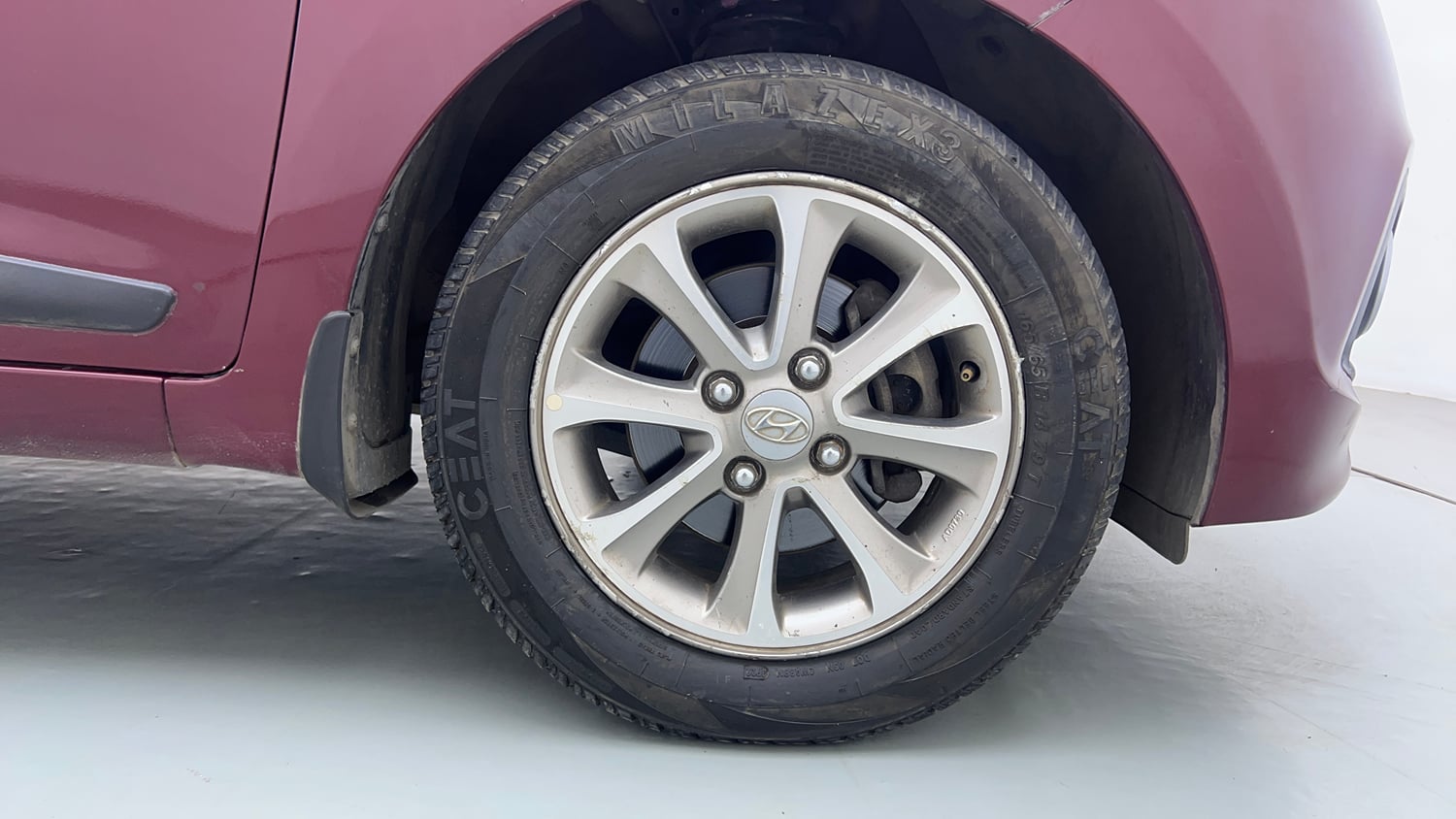 Used 2016 Hyundai Grand i10 Asta AT 1.2 Kappa VTVT Petrol Automatic tyres RIGHT FRONT TYRE RIM VIEW