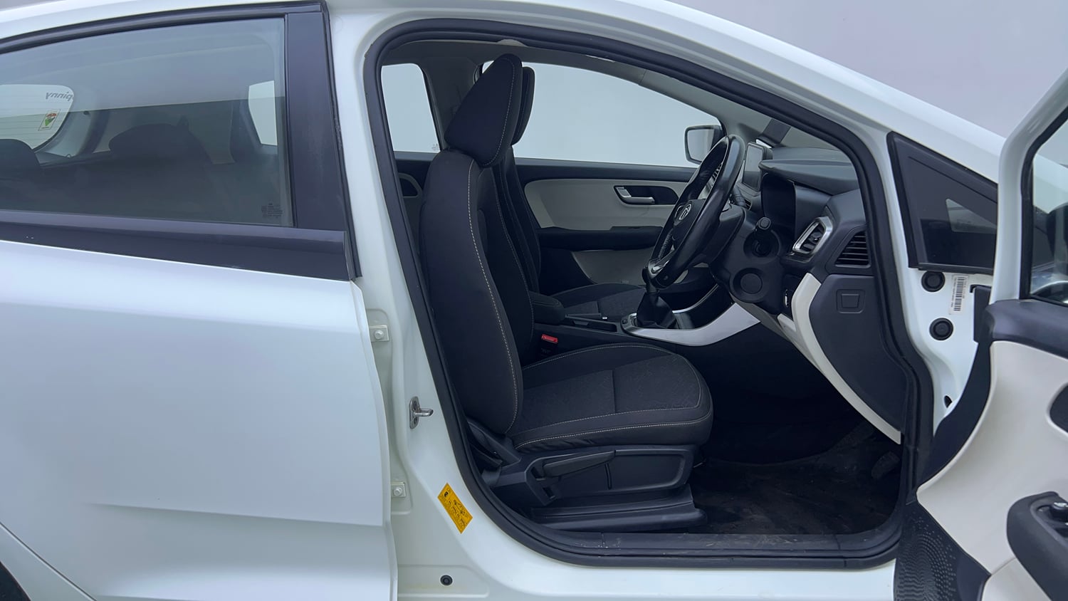 Used 2021 Tata Altroz XZ Petrol Petrol Manual interior RIGHT SIDE FRONT DOOR CABIN VIEW