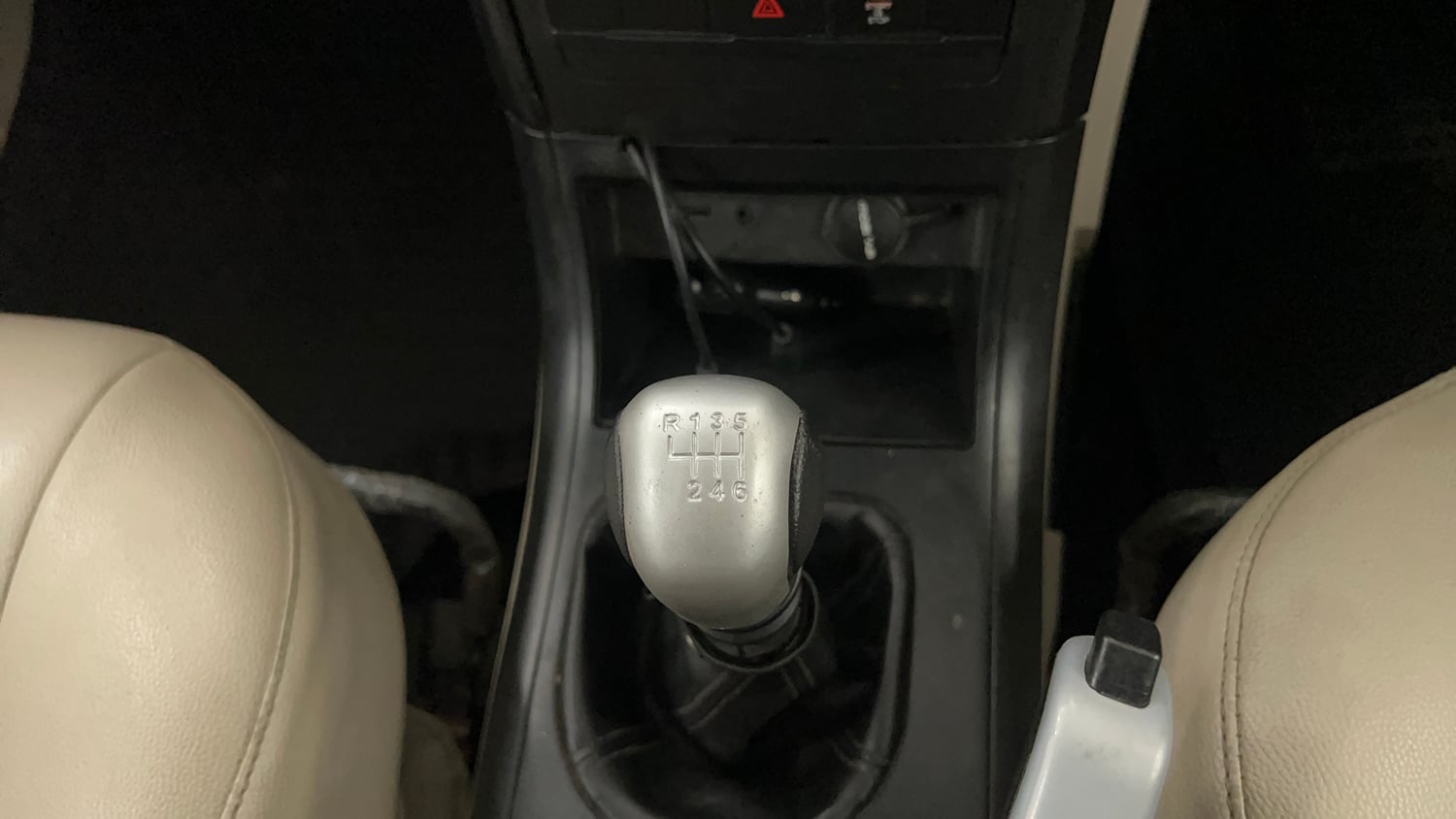 Used 2016 Mahindra XUV500 W4 Diesel Manual interior GEAR  KNOB VIEW