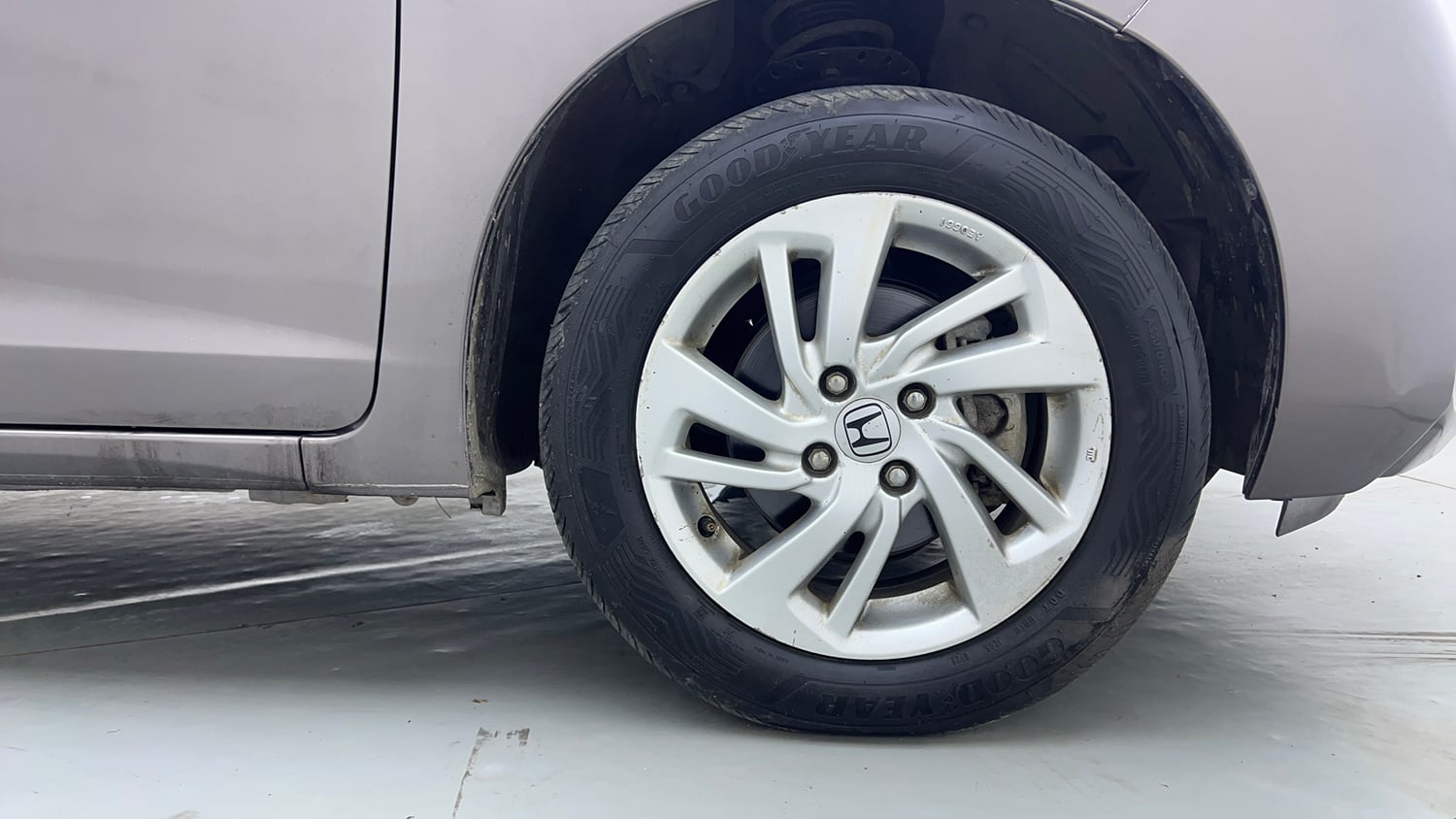 Used 2016 Honda Jazz V AT Petrol Petrol Automatic tyres RIGHT FRONT TYRE RIM VIEW