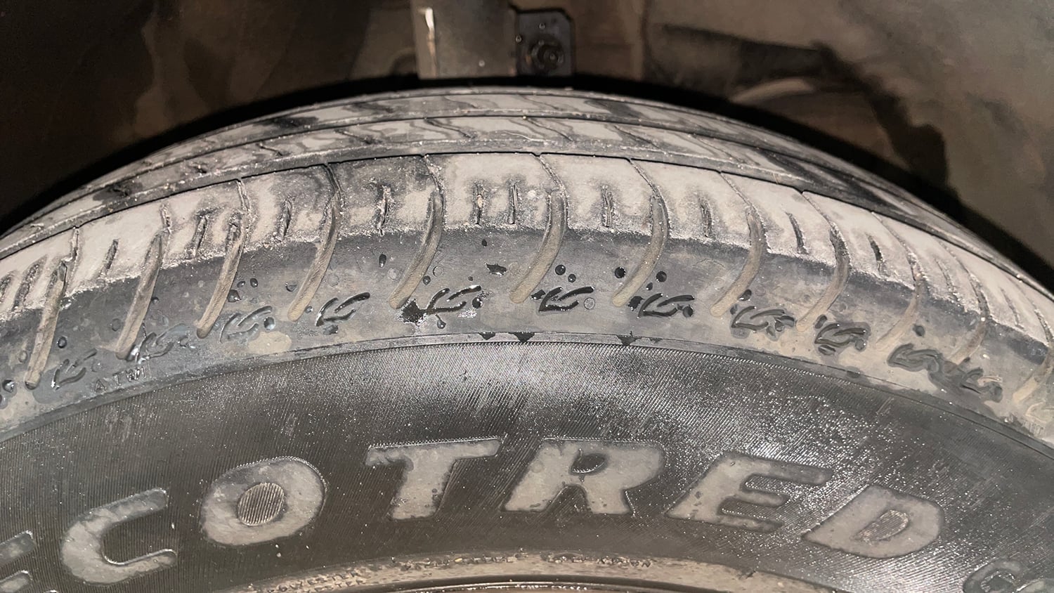 Used 2024 Maruti Suzuki Swift VXi (O) AMT Petrol Automatic tyres RIGHT FRONT TYRE TREAD VIEW