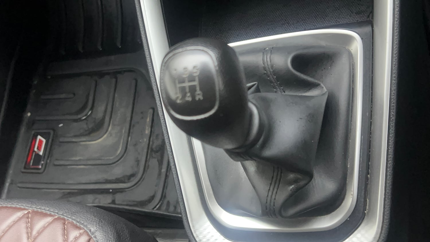 Used 2024 Kia Sonet HTK Plus 1.2 Petrol+Cng (outside fitted) Cng Manual interior GEAR  KNOB VIEW