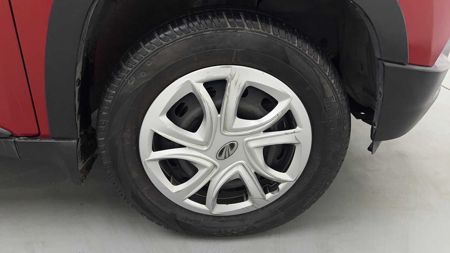 Used 2016 Mahindra KUV100 K6+ 6 STR Petrol Manual tyres RIGHT FRONT TYRE RIM VIEW