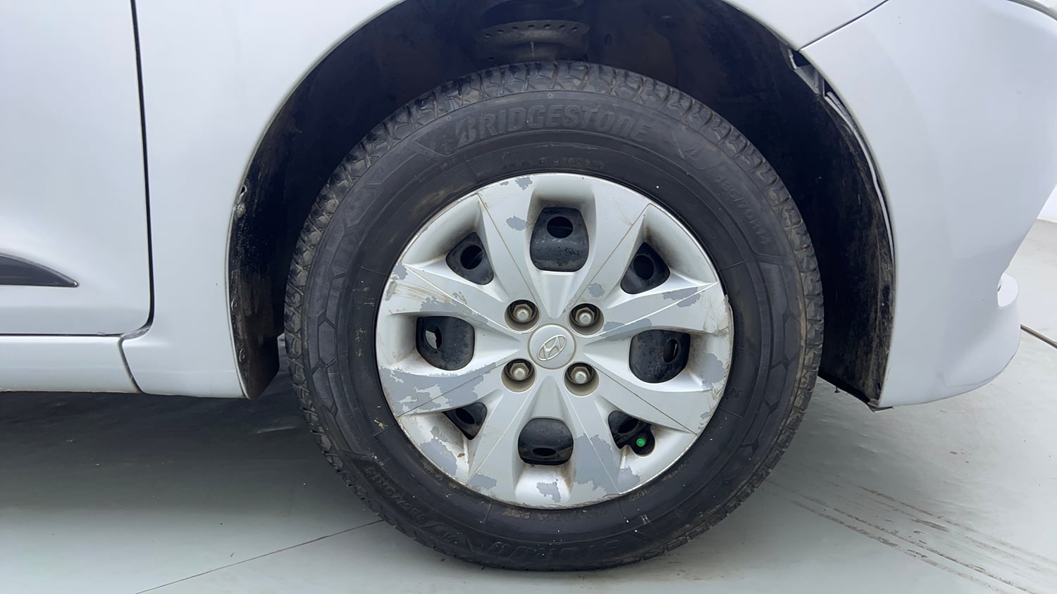 Used 2015 Hyundai Elite i20 Sportz 1.2 Petrol Manual tyres RIGHT FRONT TYRE RIM VIEW