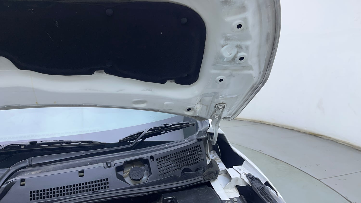 Used 2021 Nissan Magnite XV Turbo CVT Petrol Automatic engine ENGINE LEFT SIDE HINGE & APRON VIEW