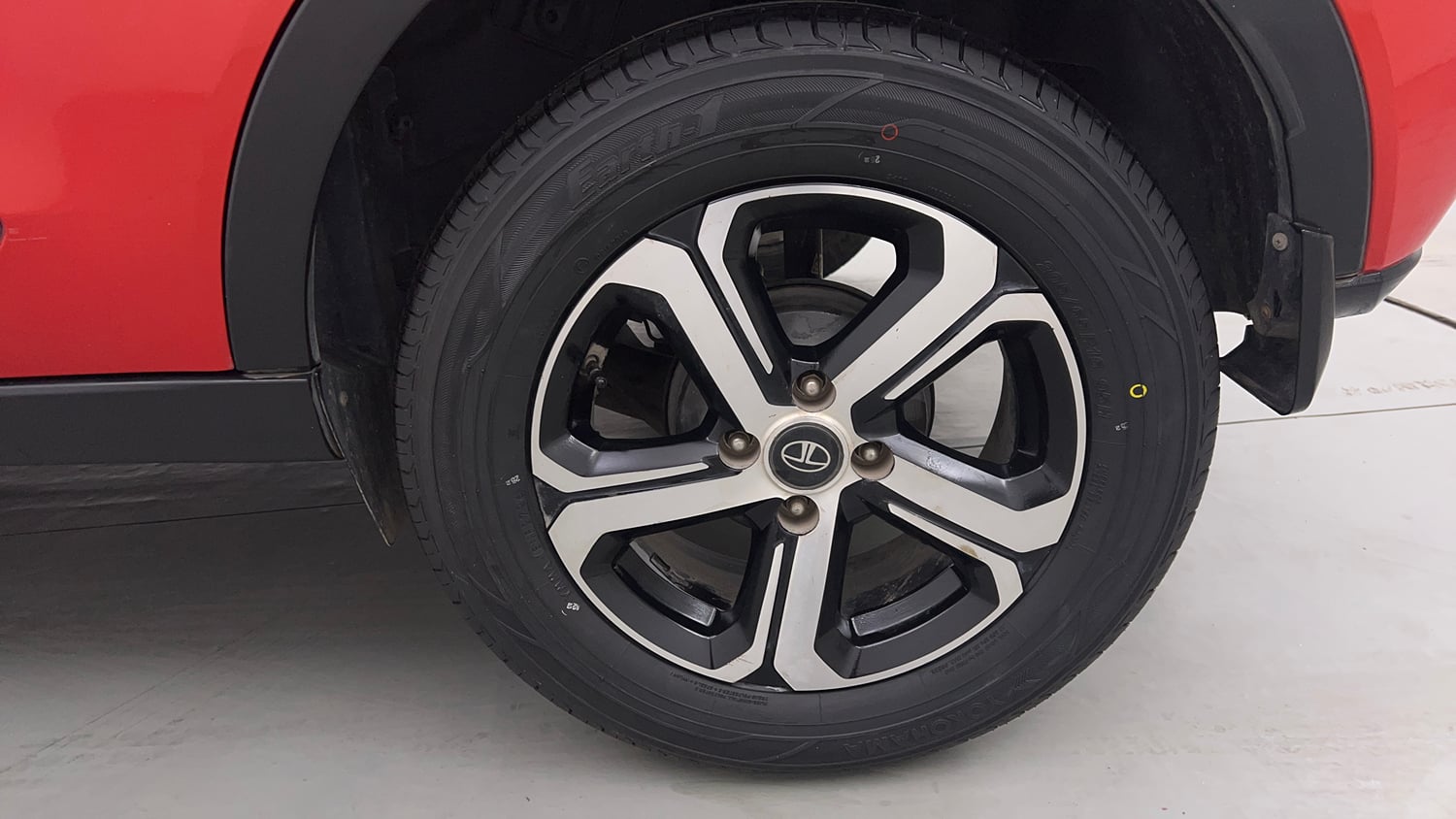 Used 2022 Tata Nexon XZA Plus  (S) Dual Tone Petrol Automatic tyres LEFT REAR TYRE RIM VIEW