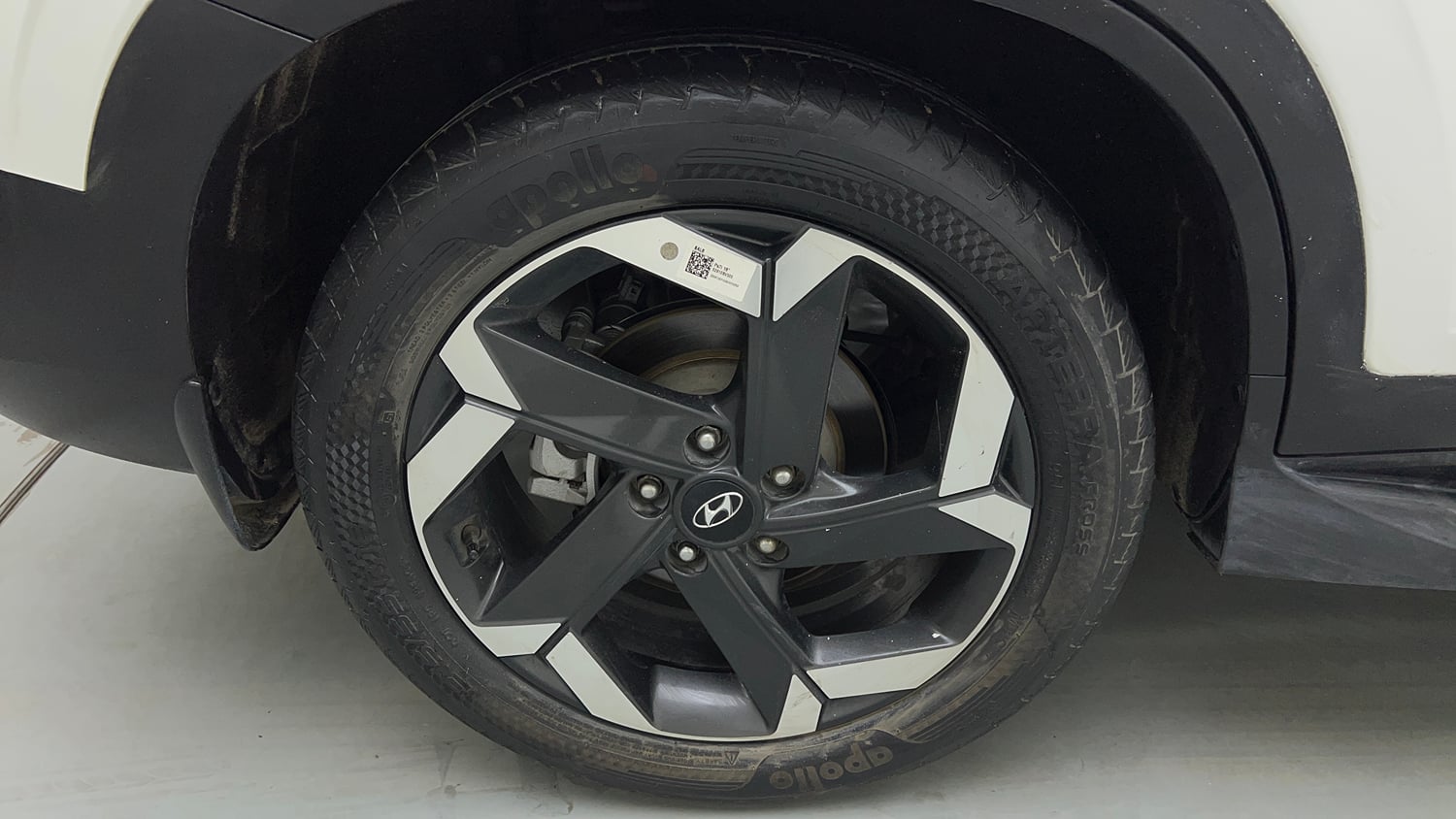 Used 2022 Hyundai Alcazar Signature (O) 6 STR 2.0 Petrol AT Dual Tone Petrol Automatic tyres RIGHT REAR TYRE RIM VIEW