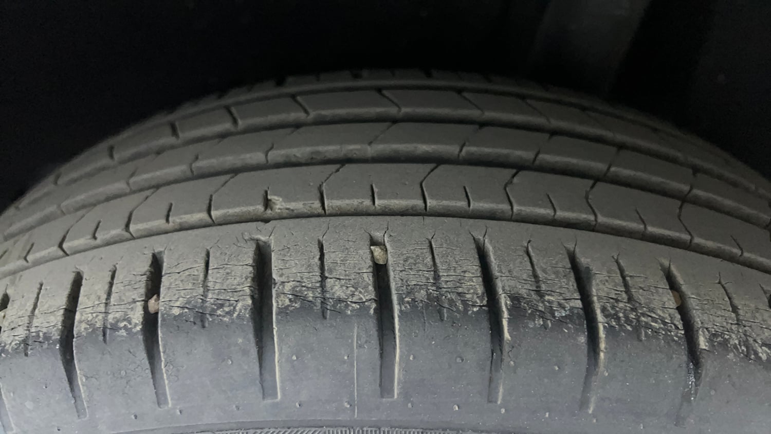 Used 2016 Maruti Suzuki Baleno Alpha 1.2 Petrol Manual tyres LEFT REAR TYRE TREAD VIEW
