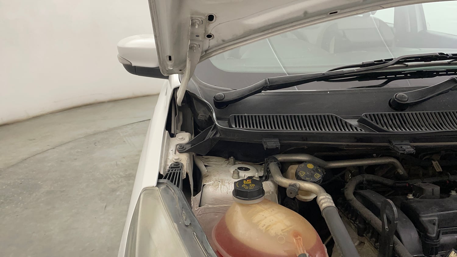Used 2019 Ford Figo Titanium 1.5 Ti-VCT AT Petrol Automatic engine ENGINE RIGHT SIDE HINGE & APRON VIEW