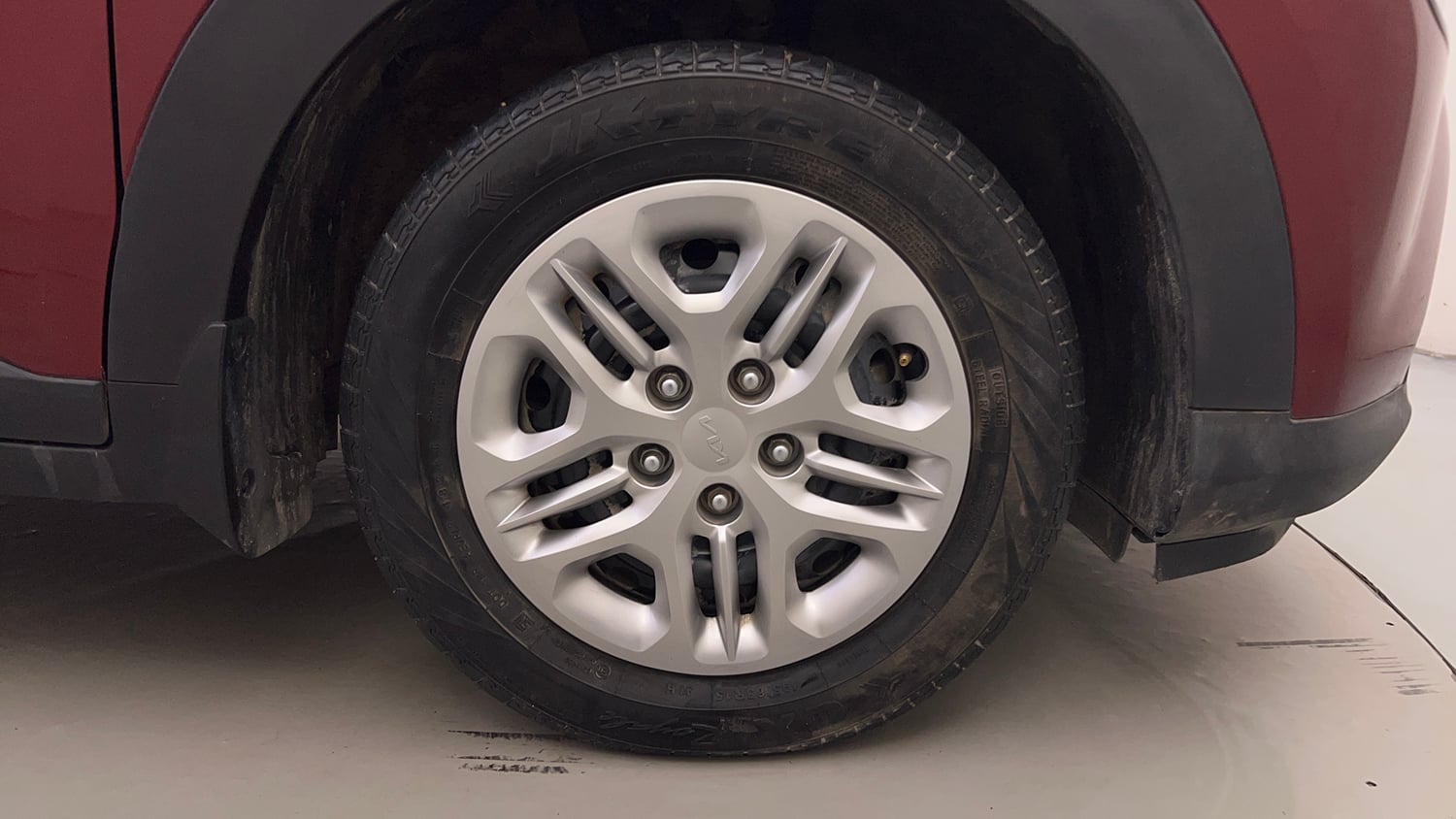 Used 2025 Kia Carens Premium (O) 1.5 Petrol 7 STR Petrol Manual tyres RIGHT FRONT TYRE RIM VIEW