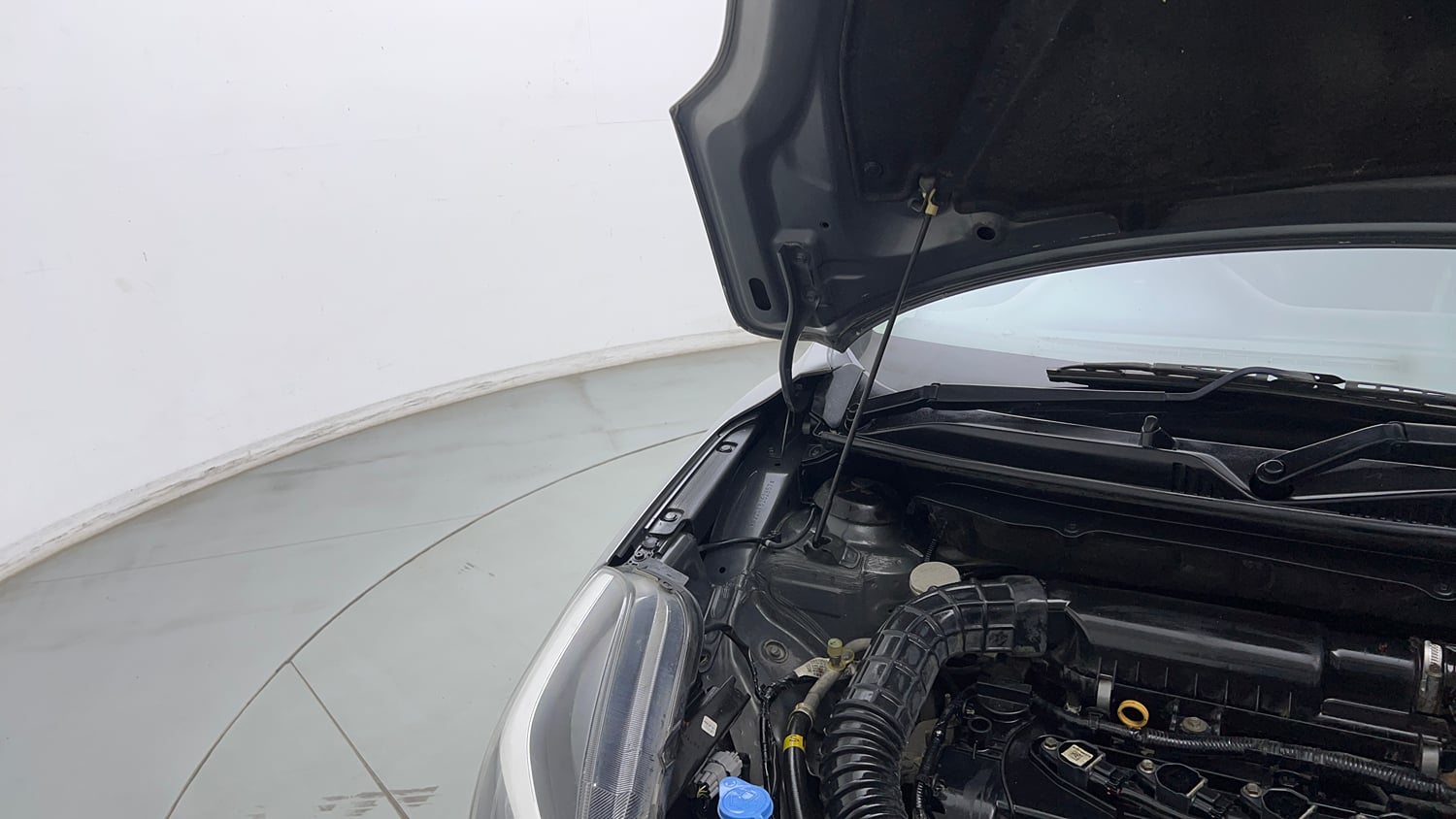 Used 2019 Maruti Suzuki Baleno Delta Petrol Manual engine ENGINE RIGHT SIDE HINGE & APRON VIEW