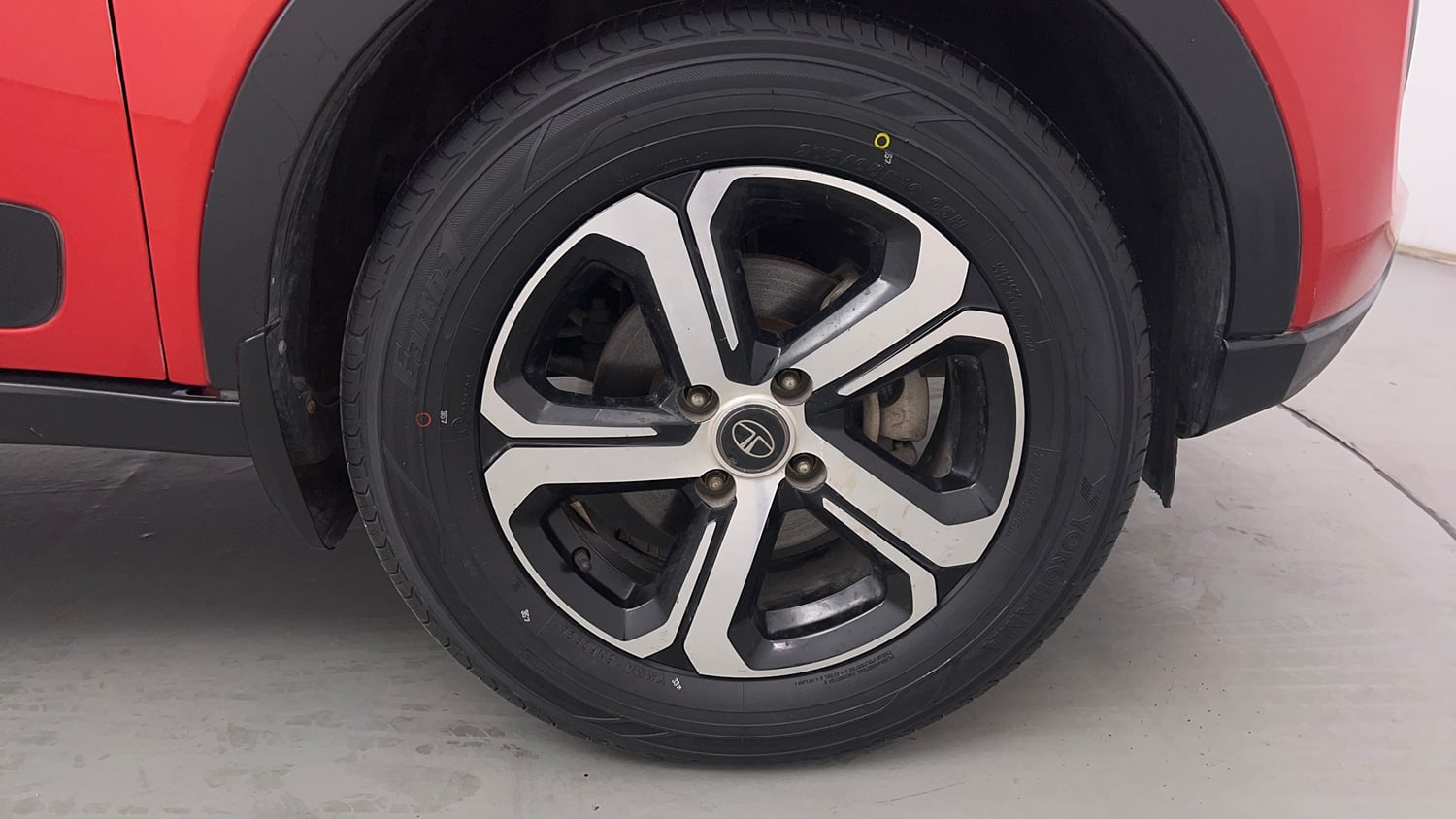 Used 2022 Tata Nexon XZA Plus  (S) Dual Tone Petrol Automatic tyres RIGHT FRONT TYRE RIM VIEW