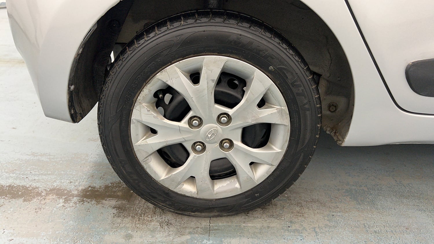 Used 2015 Hyundai Grand i10 Sportz 1.2 Kappa VTVT Petrol Manual tyres RIGHT REAR TYRE RIM VIEW