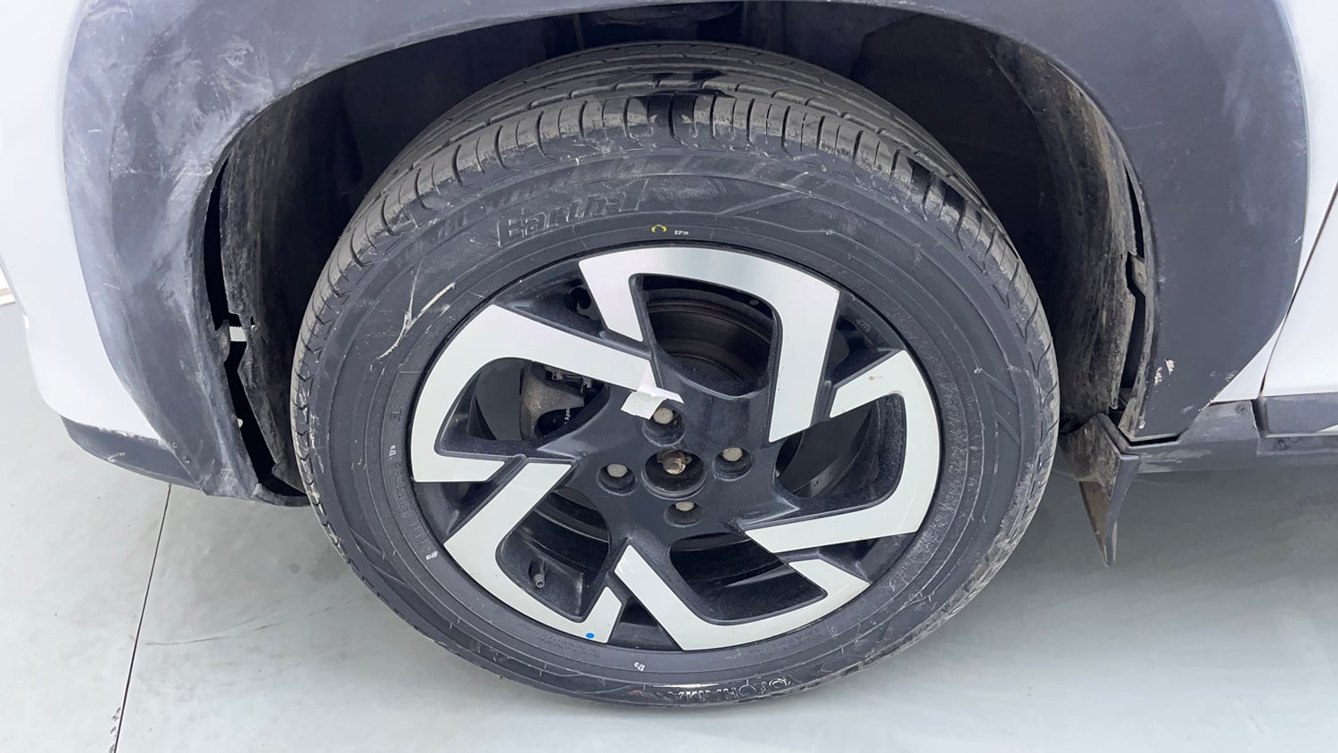 Used 2021 Nissan Magnite XV Turbo CVT Petrol Automatic tyres LEFT FRONT TYRE RIM VIEW