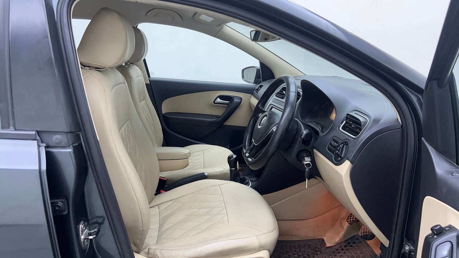 Used 2018 Volkswagen Ameo Highline1.2L Plus (P) 16 Alloy Petrol Manual interior RIGHT SIDE FRONT DOOR CABIN VIEW