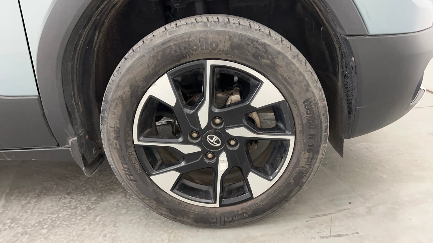 Used 2022 Tata Punch Accomplished Dazzle Pack MT Petrol Manual tyres RIGHT FRONT TYRE RIM VIEW