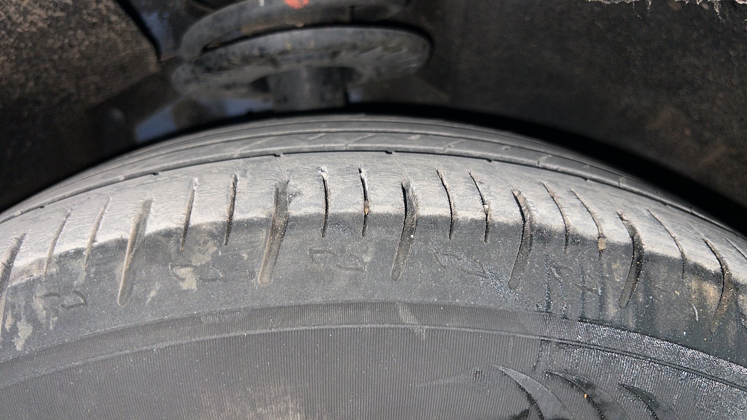 Used 2022 Mahindra XUV700 AX 5 Petrol MT 7 STR Petrol Manual tyres RIGHT FRONT TYRE TREAD VIEW