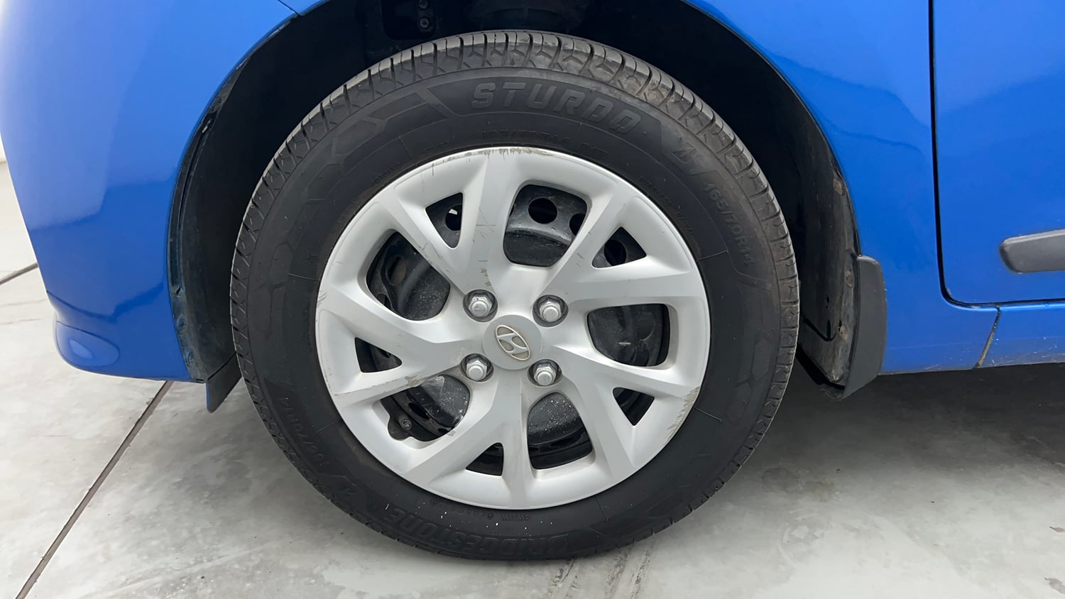 Used 2018 Hyundai Grand i10 Sportz 1.2 Kappa VTVT Dual Tone Petrol Manual tyres LEFT FRONT TYRE RIM VIEW