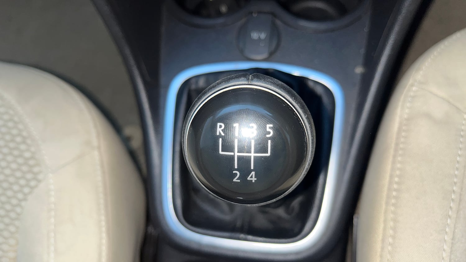Used 2016 Volkswagen Ameo Highline1.2L (P) Petrol Manual interior GEAR  KNOB VIEW