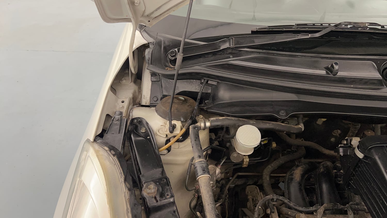 Used 2016 Maruti Suzuki Swift VXi Petrol Manual engine ENGINE RIGHT SIDE HINGE & APRON VIEW