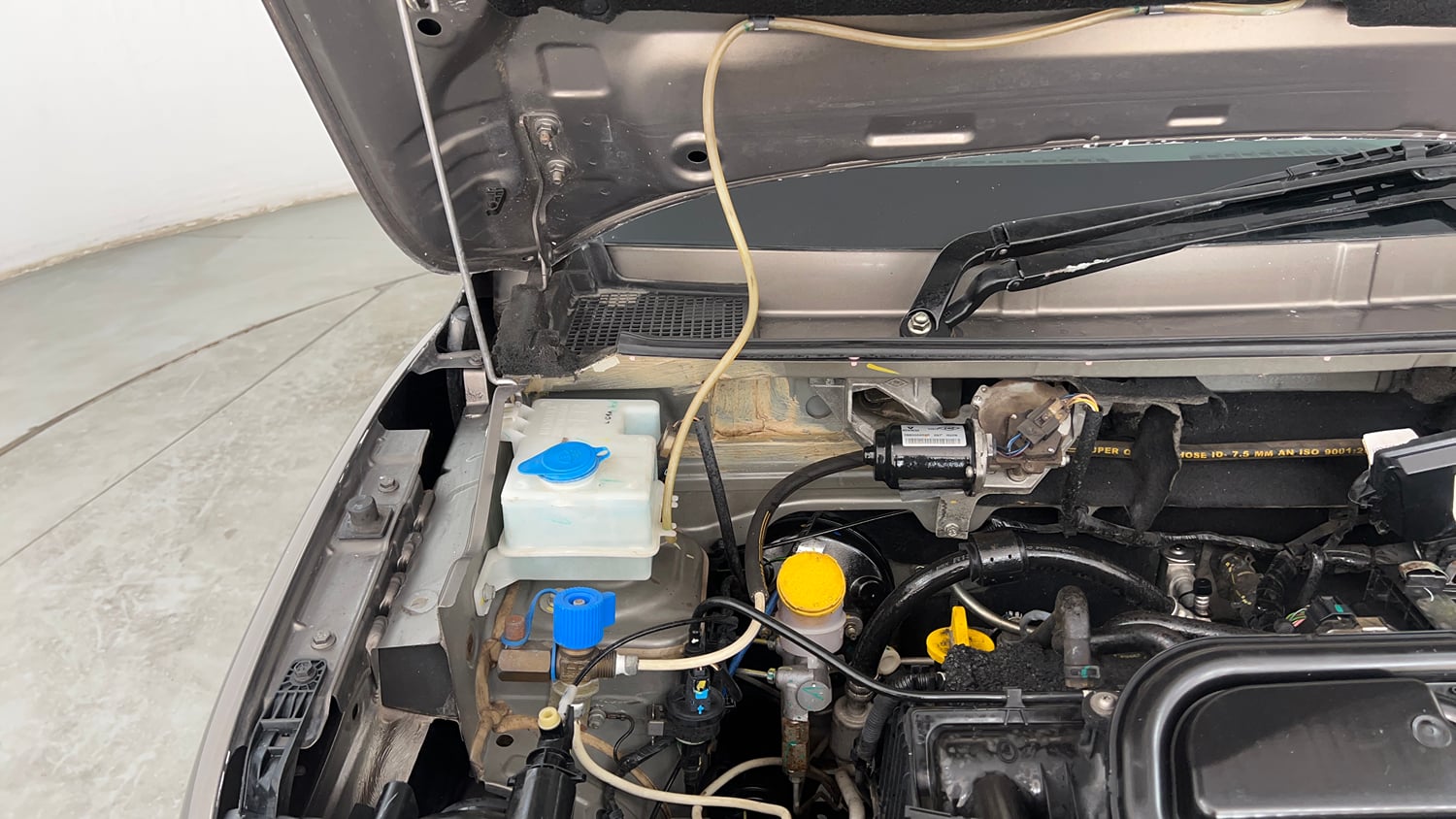 Used 2016 Renault Kwid RXT CNG (Outside Fitted) Cng Manual engine ENGINE RIGHT SIDE HINGE & APRON VIEW