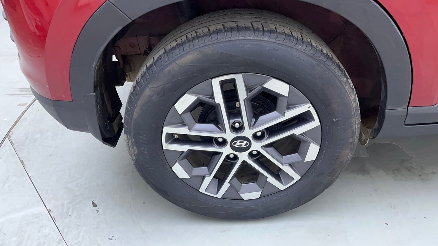 Used 2023 Hyundai Venue SX 1.5 CRDi Diesel Manual tyres RIGHT REAR TYRE RIM VIEW