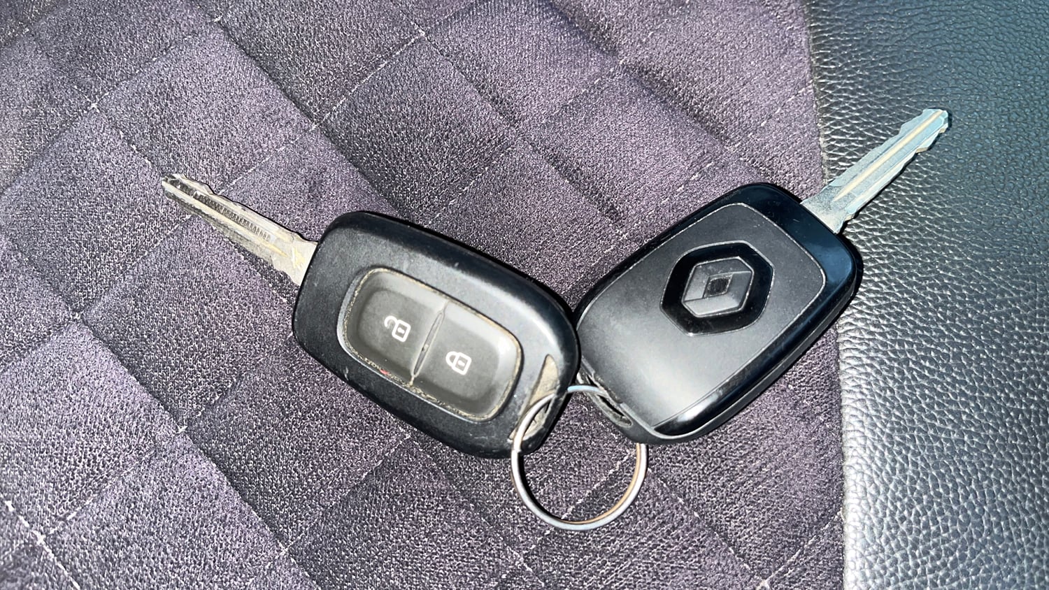 Used 2023 Renault Triber RXT EASY-R AMT Petrol Automatic extra CAR KEY VIEW