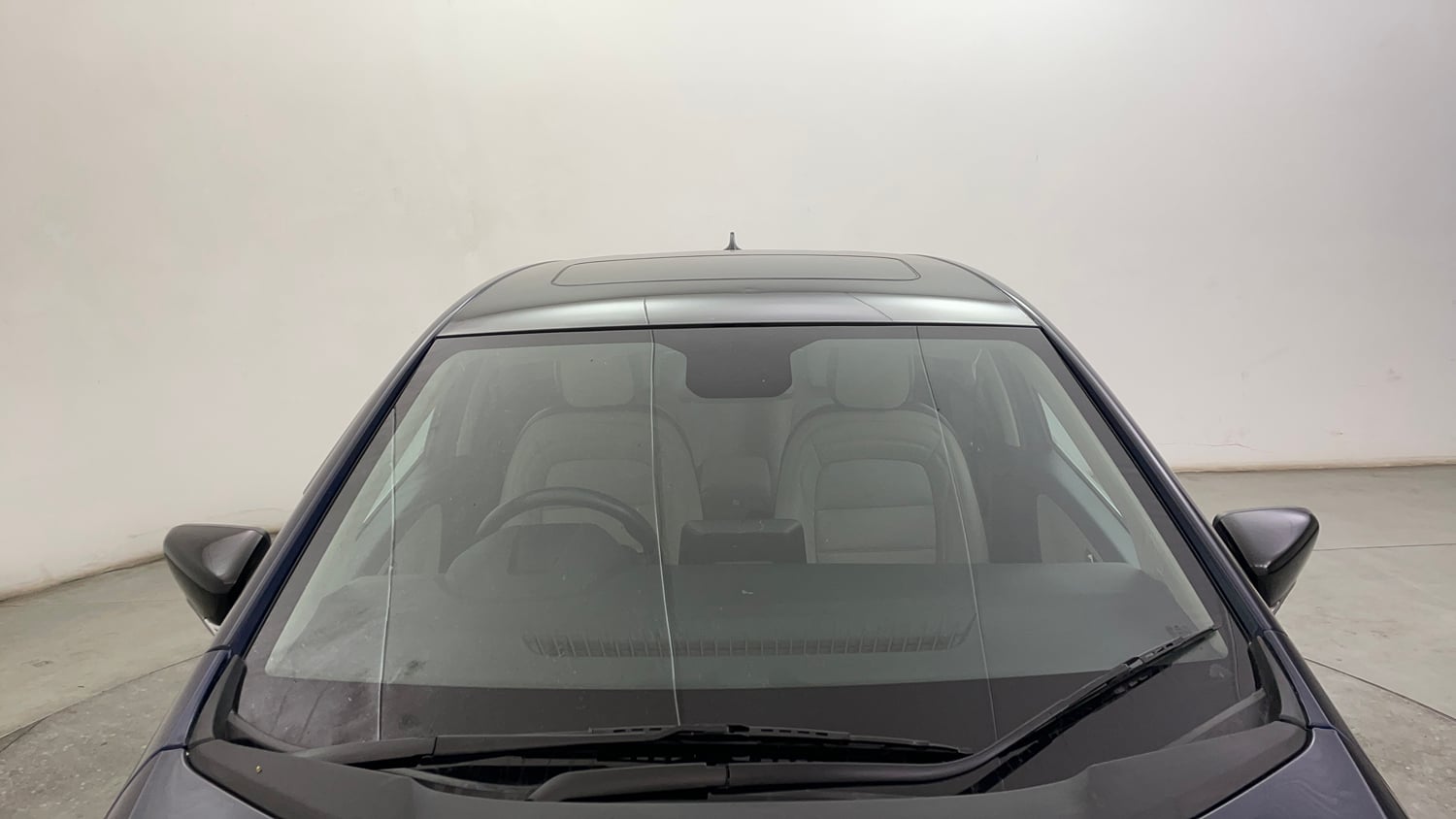 Used 2023 Tata Altroz XZ Plus (S) Petrol Manual exterior FRONT WINDSHIELD VIEW