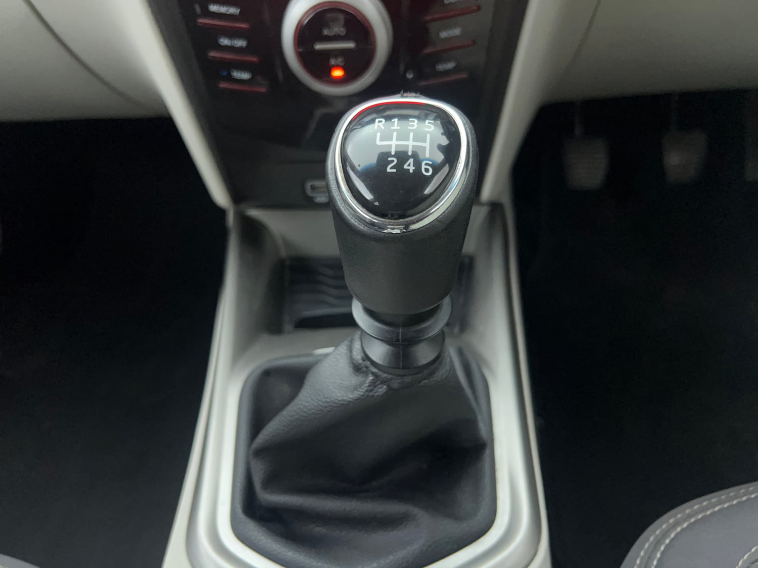 Used 2022 Mahindra XUV 300 W8 1.5 Diesel Diesel Manual interior GEAR  KNOB VIEW