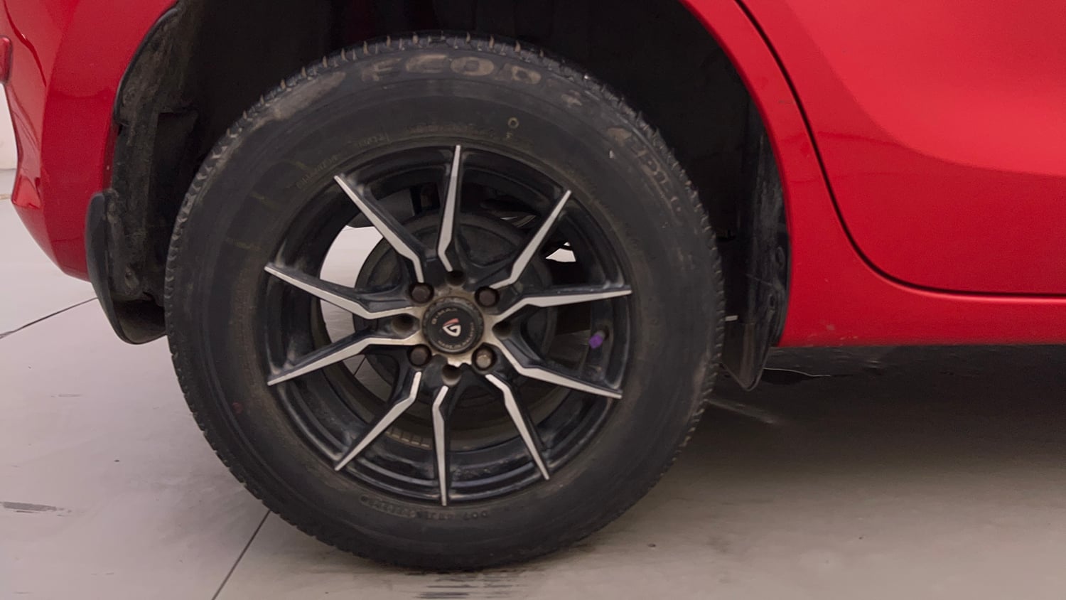 Used 2021 Maruti Suzuki Swift VXi AMT Petrol Automatic tyres RIGHT REAR TYRE RIM VIEW