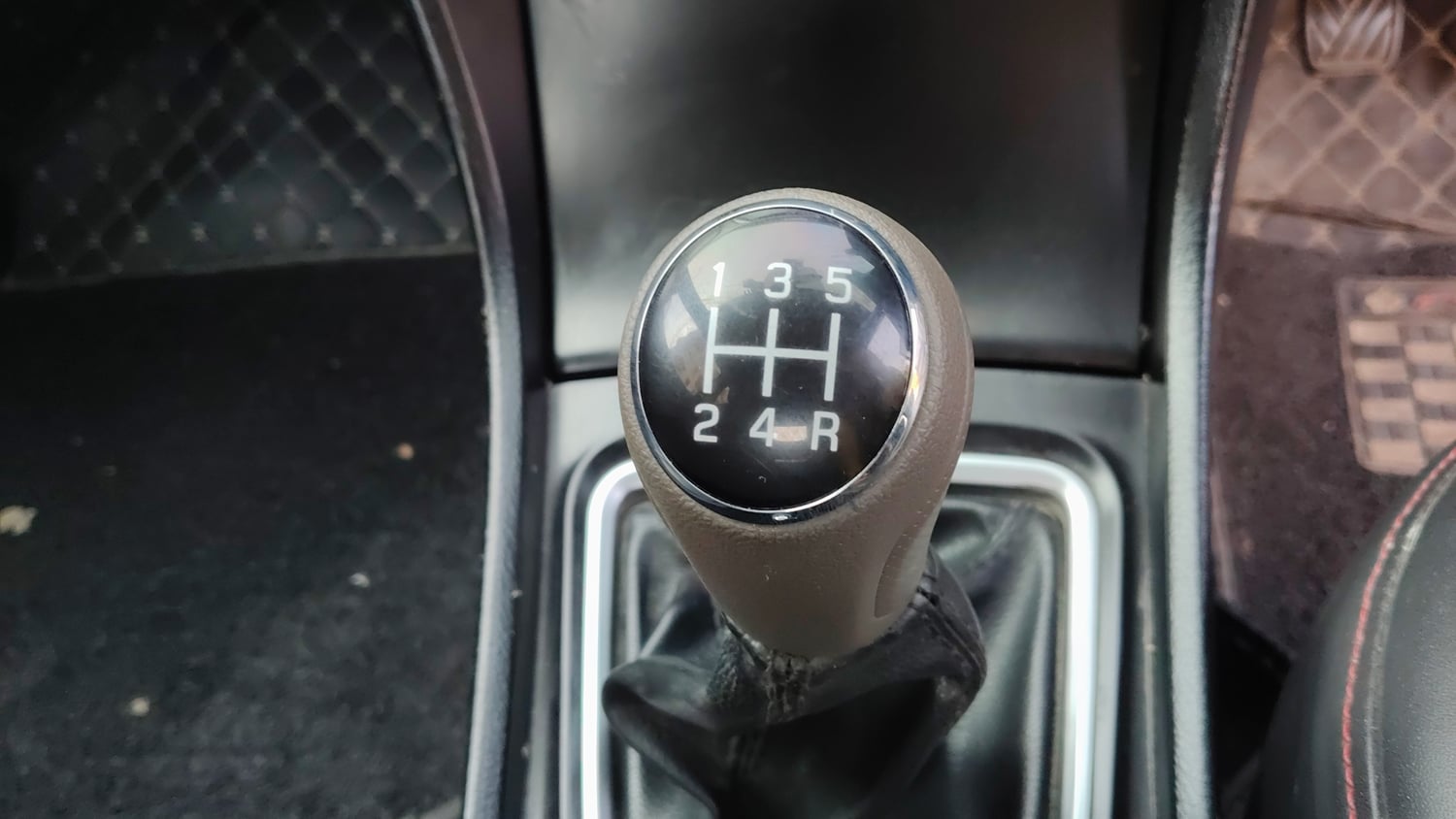 Used 2017 Maruti Suzuki Ciaz Alpha 1.3 Hybrid Diesel Manual interior GEAR  KNOB VIEW
