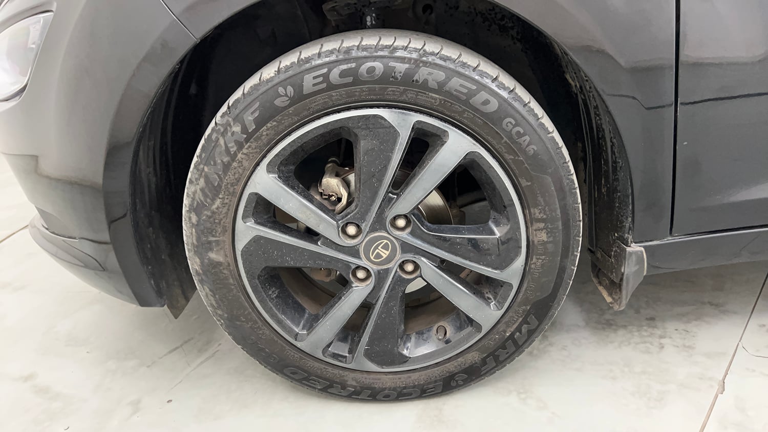 Used 2023 Tata Altroz XZ Plus Petrol Dark Edition Petrol Manual tyres LEFT FRONT TYRE RIM VIEW