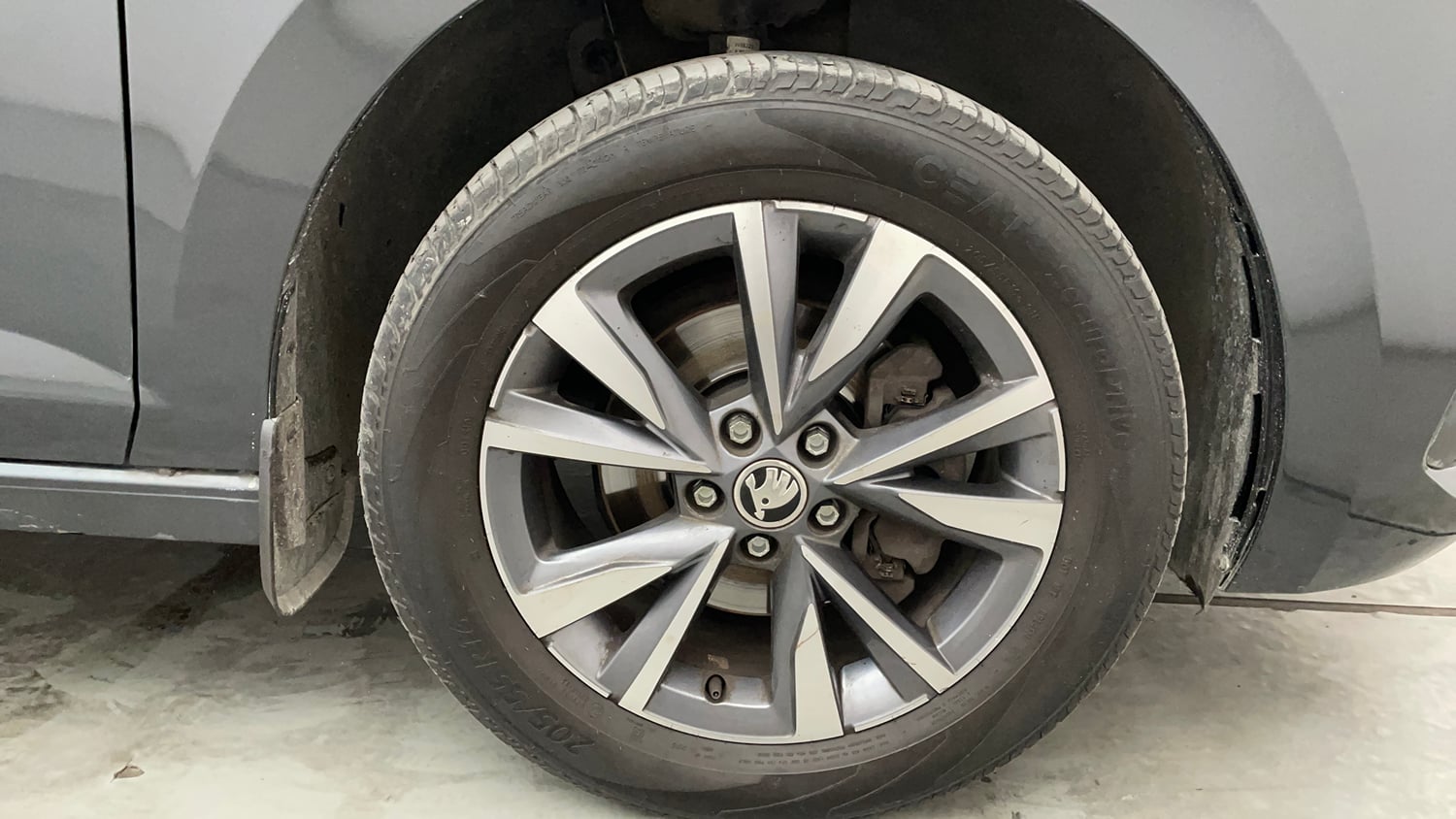 Used 2024 Skoda Slavia Style 1.0L TSI MT Petrol Manual tyres RIGHT FRONT TYRE RIM VIEW
