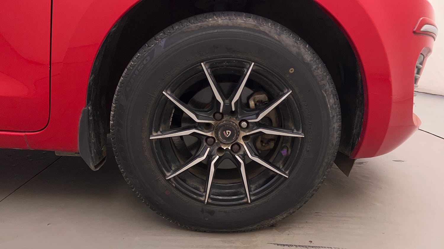Used 2021 Maruti Suzuki Swift VXi AMT Petrol Automatic tyres RIGHT FRONT TYRE RIM VIEW