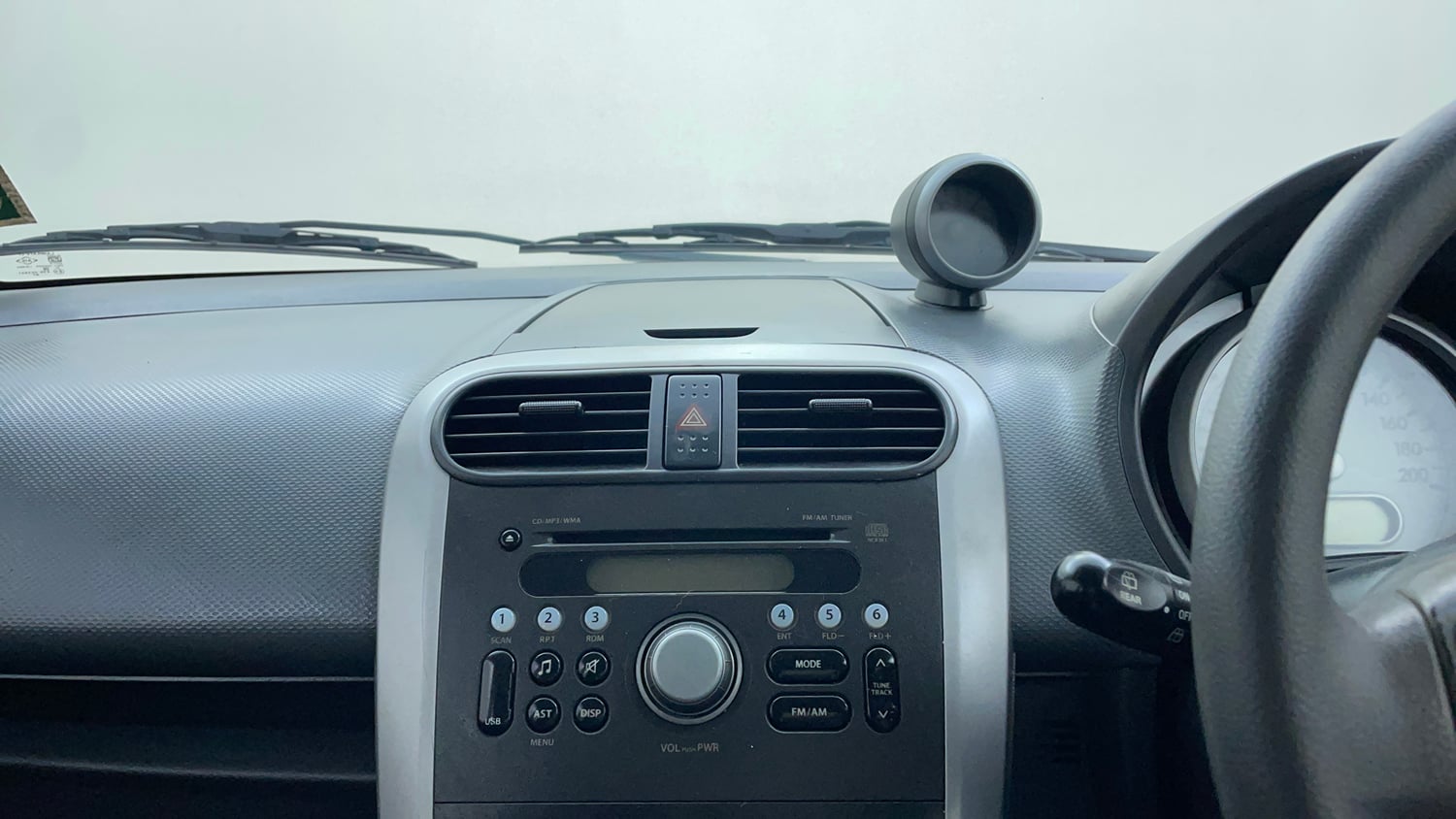 Used 2015 Maruti Suzuki Ritz Zxi BS-IV Petrol Manual top_features Integrated (in-dash) music system