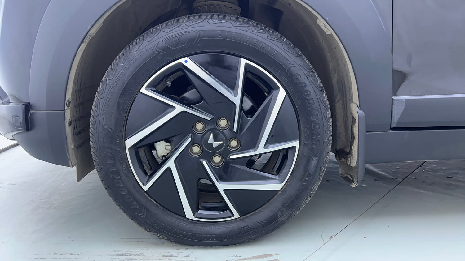 Used 2025 Mahindra XUV 3XO AX7 1.2 Petrol AT Petrol Automatic tyres LEFT FRONT TYRE RIM VIEW