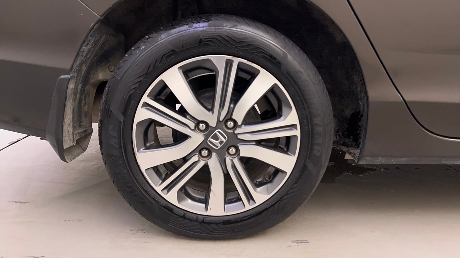 Used 2020 Honda City V Petrol Petrol Manual tyres RIGHT REAR TYRE RIM VIEW