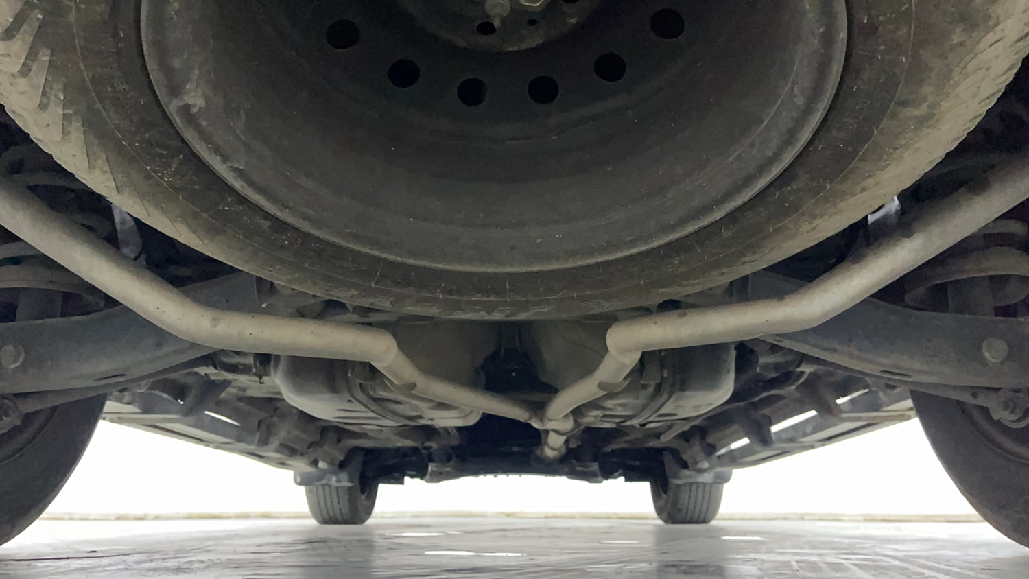 Used 2017 Mahindra XUV500 W4 Diesel Manual extra REAR UNDERBODY VIEW (TAKEN FROM REAR)