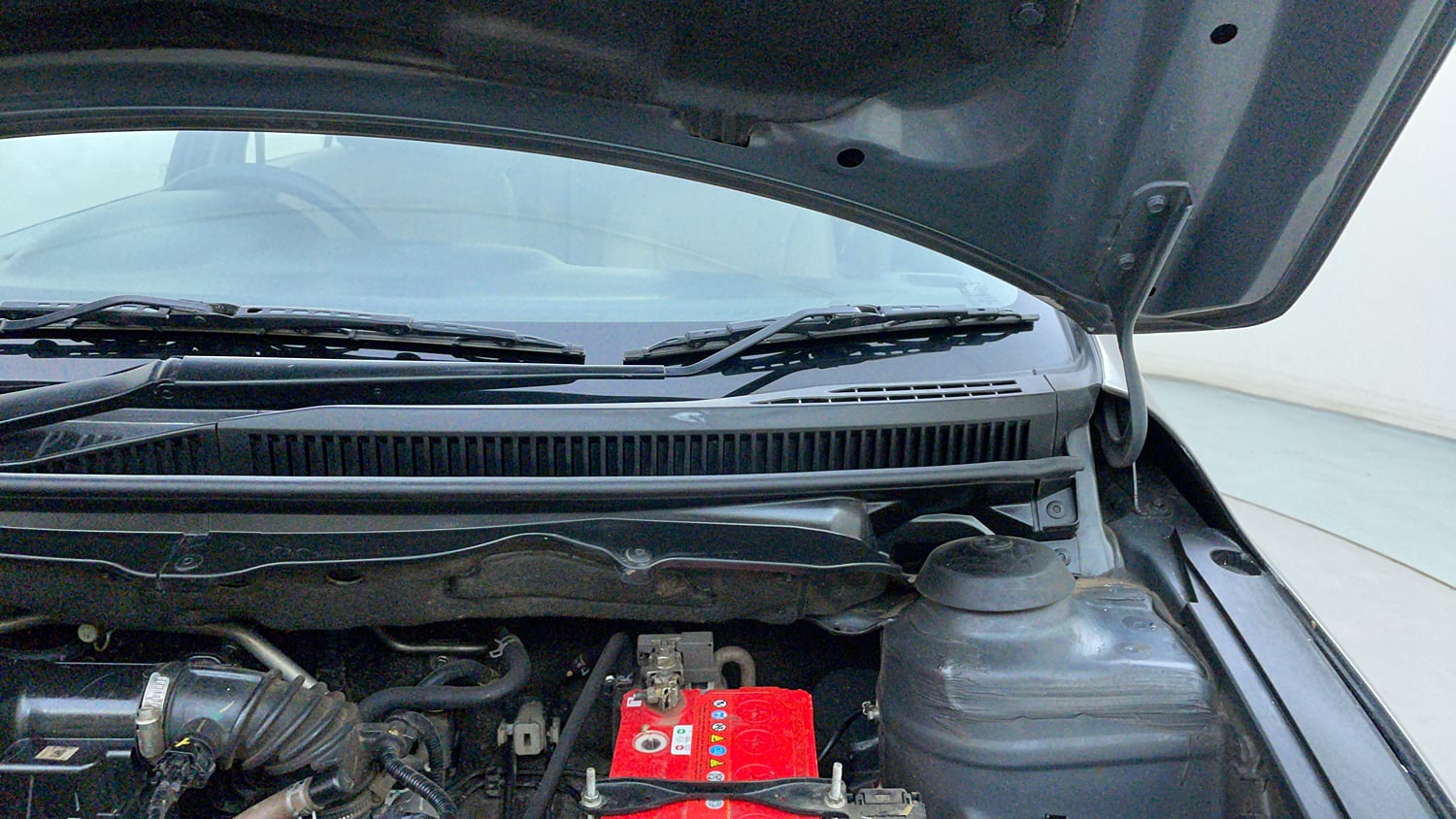 Used 2022 Maruti Suzuki Ciaz Zeta 1.5 Petrol Manual engine ENGINE LEFT SIDE HINGE & APRON VIEW