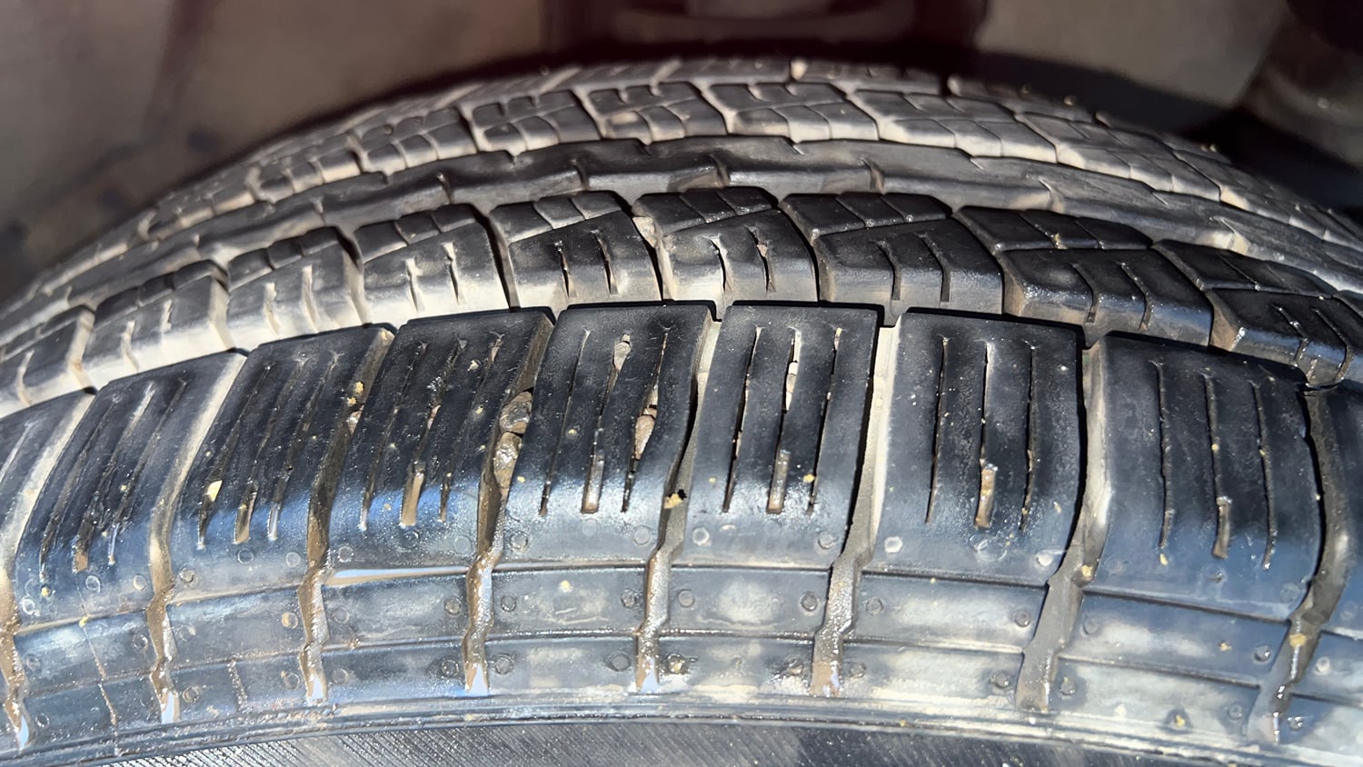 Used 2020 Mahindra TUV300 T4 Plus Diesel Manual tyres RIGHT FRONT TYRE TREAD VIEW