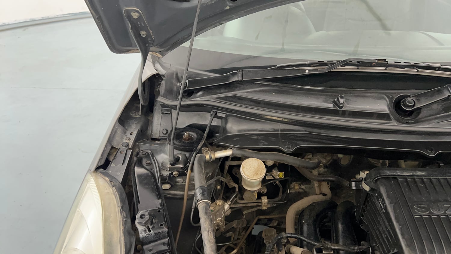 Used 2017 Maruti Suzuki Swift LXi Petrol Manual engine ENGINE RIGHT SIDE HINGE & APRON VIEW
