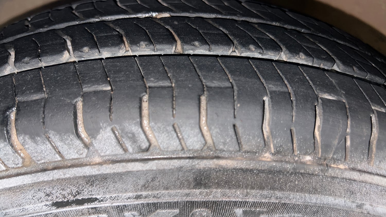 Used 2015 Hyundai i10 Sportz 1.1 iRDE2 Petrol Manual tyres LEFT FRONT TYRE TREAD VIEW