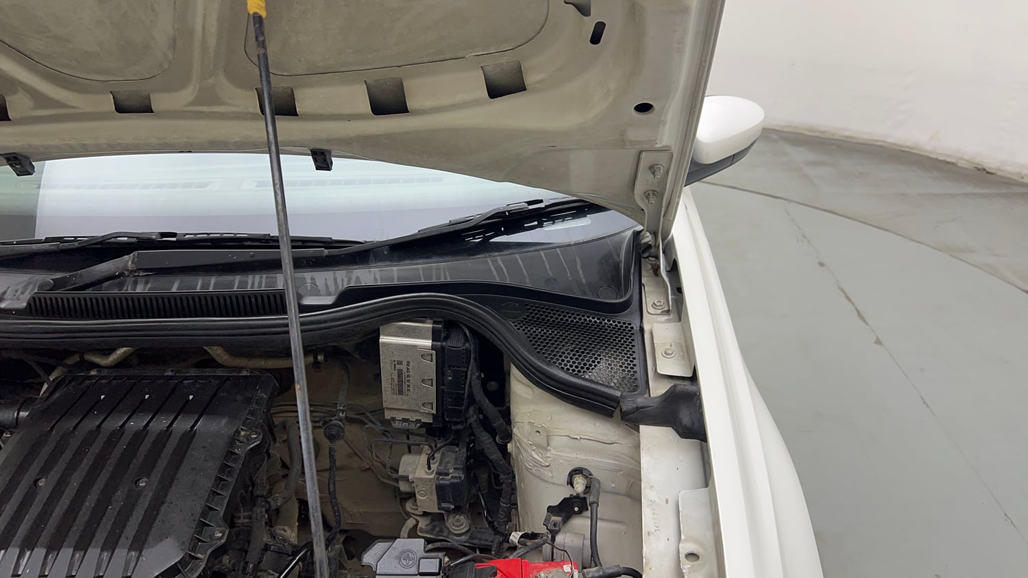 Used 2020 Volkswagen Ameo Trendline 1.0L (P) Petrol Manual engine ENGINE LEFT SIDE HINGE & APRON VIEW